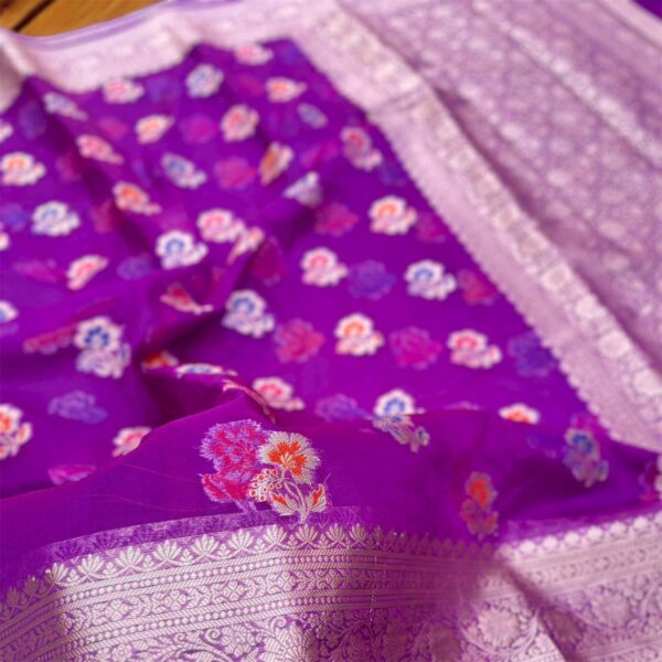 Gulzar Banarasi Organza Silk Saree – Floral Weave with Silver Zari Border