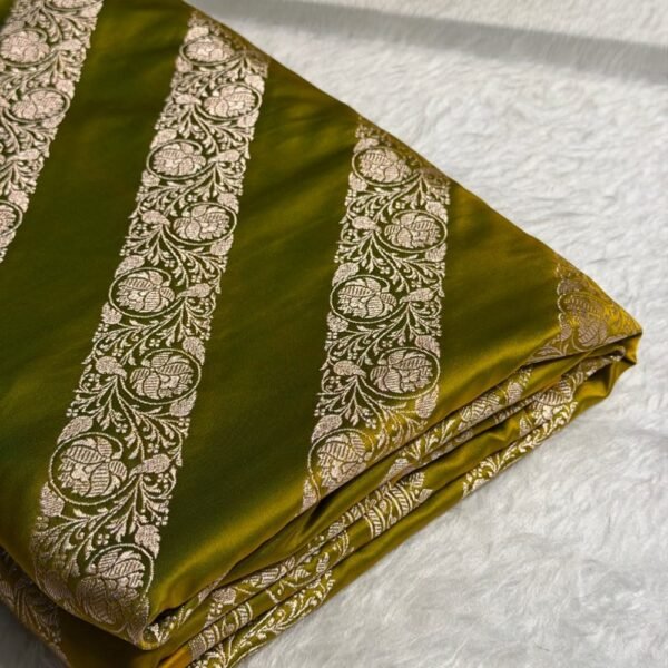 Mehfil-e-Liril Royale – Banarasi Cross Pattern Floral Mashru Silk Saree